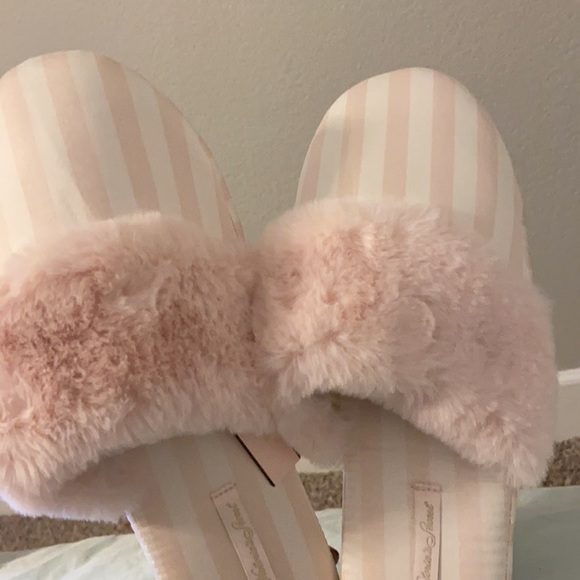 Victoria Secret satin sleep on shoes pink with faux fur - Picture 2 of 4